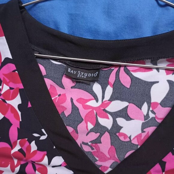 Bay Studio Plus 1x Pink & Black Floral Blouse V-Neck 20/22W - Picture 6 of 9